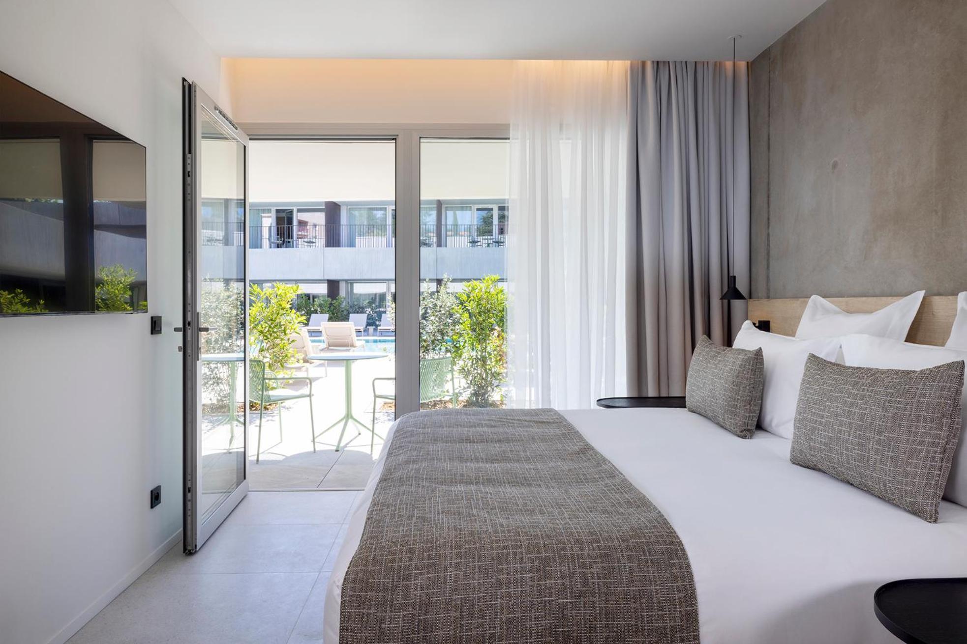 Apartment - Pool Side